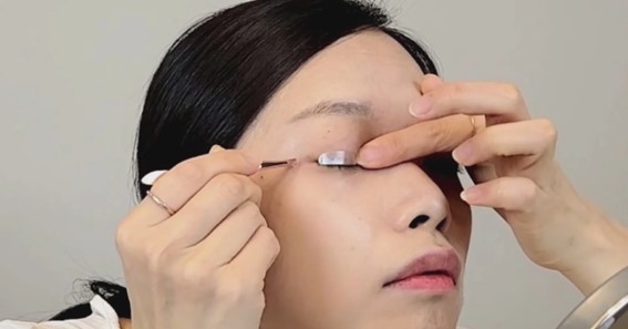 How To Use Eyelid Tape? post thumbnail image